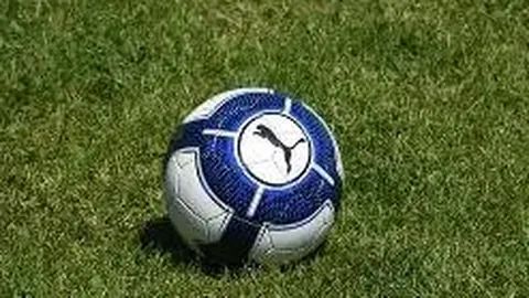 康辉带货直播中诗意朗诵引关注，纠正李佳琦发音引热议